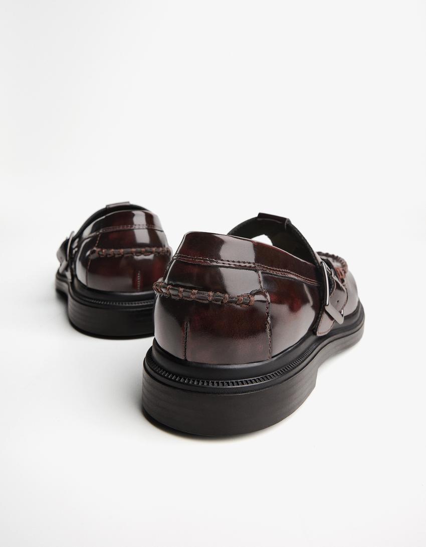 Schuh mit Riemen und Schnalle-Granatrot