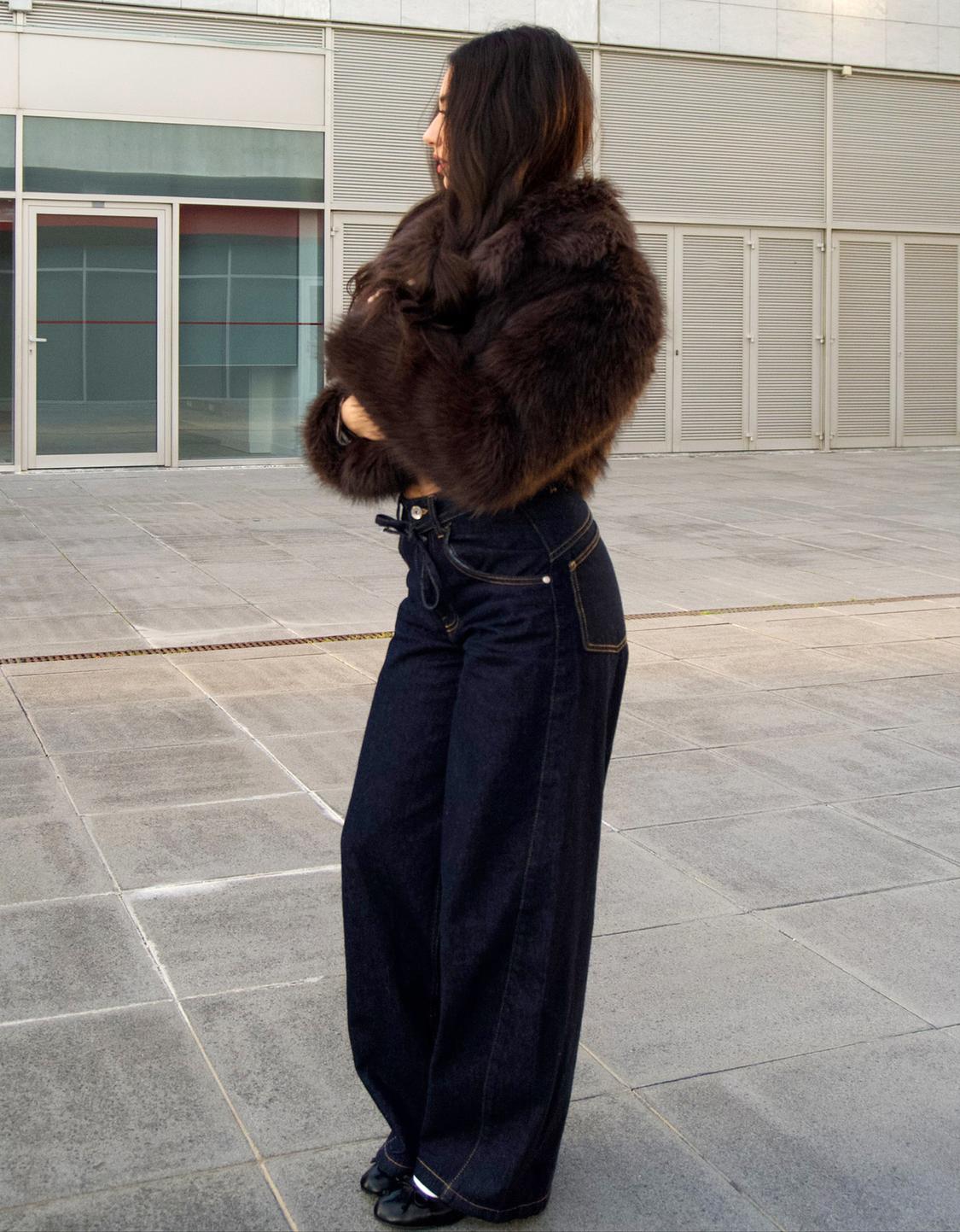 Wide-leg barrel jeans with belt