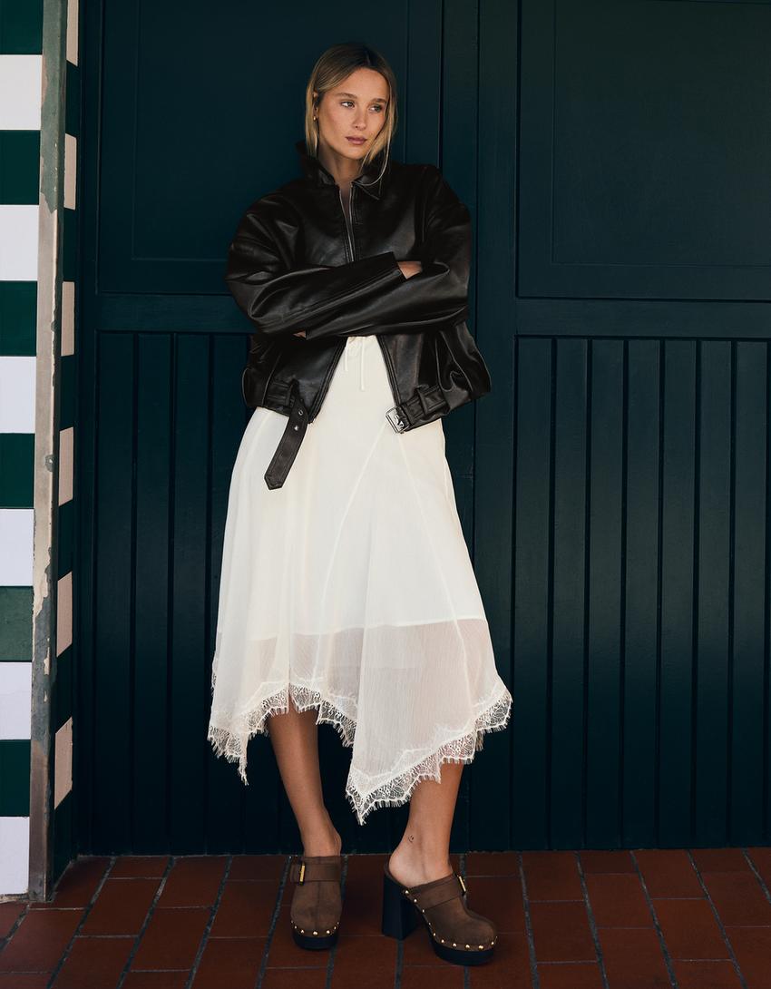 Bomberjacke in Lederoptik mit Gürtel-Schwarz