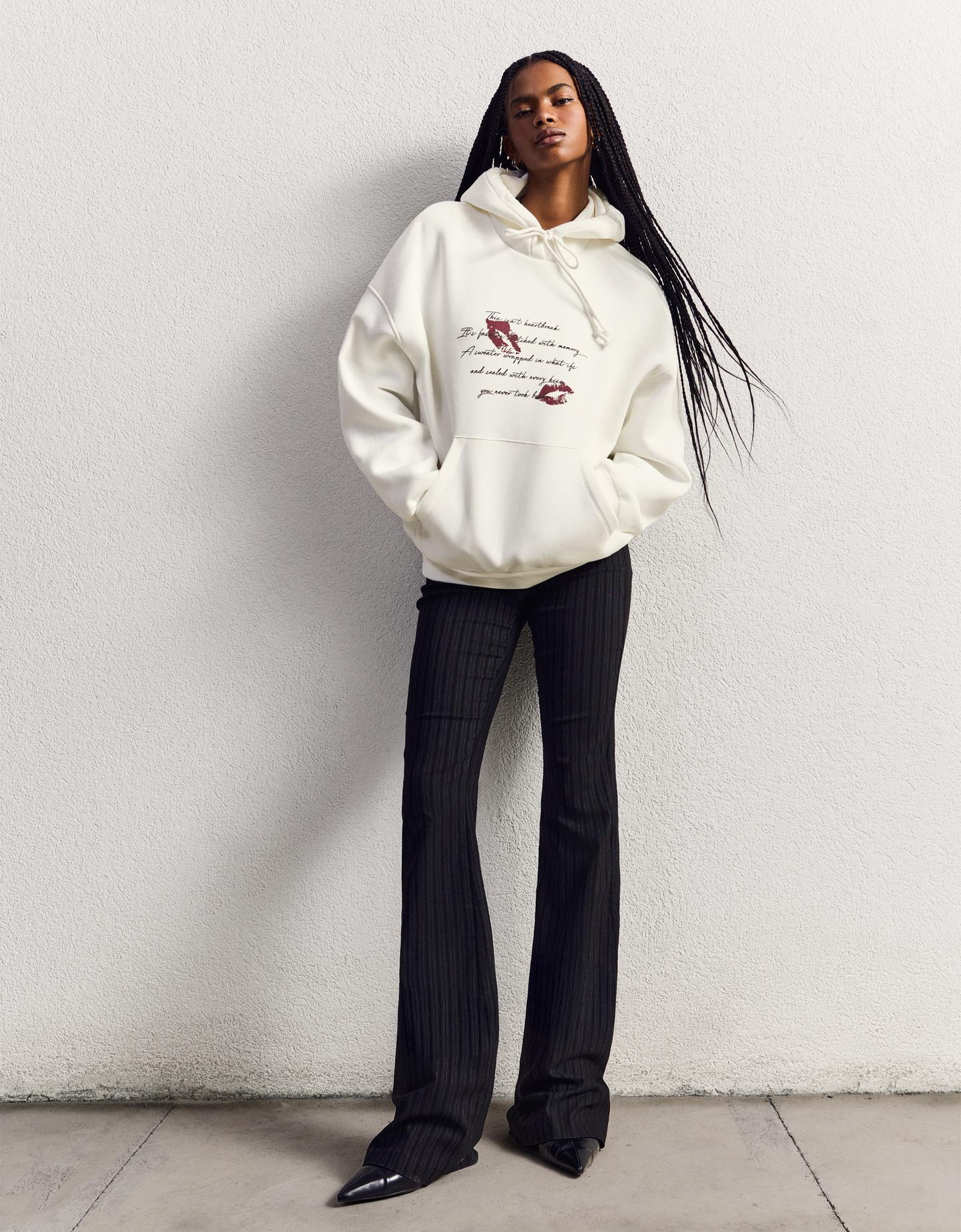 Bershka bluza z kapturem z nadrukiem kremowy