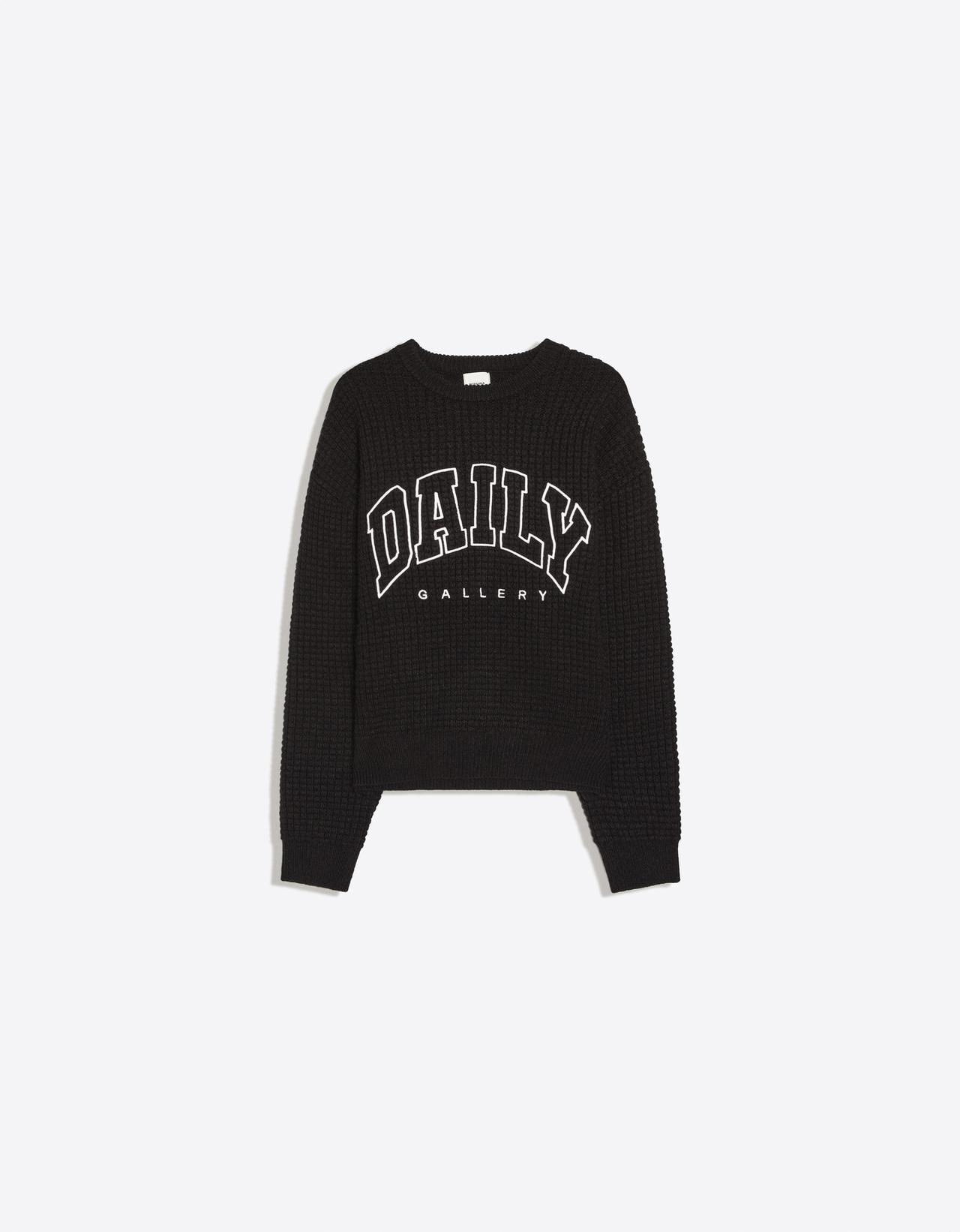 Embroidered waffle-knit round neck jumper — Black
