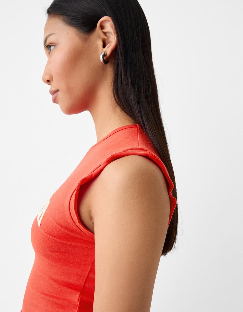 تيشرت مطرز بدون أكمام-أحمر-2