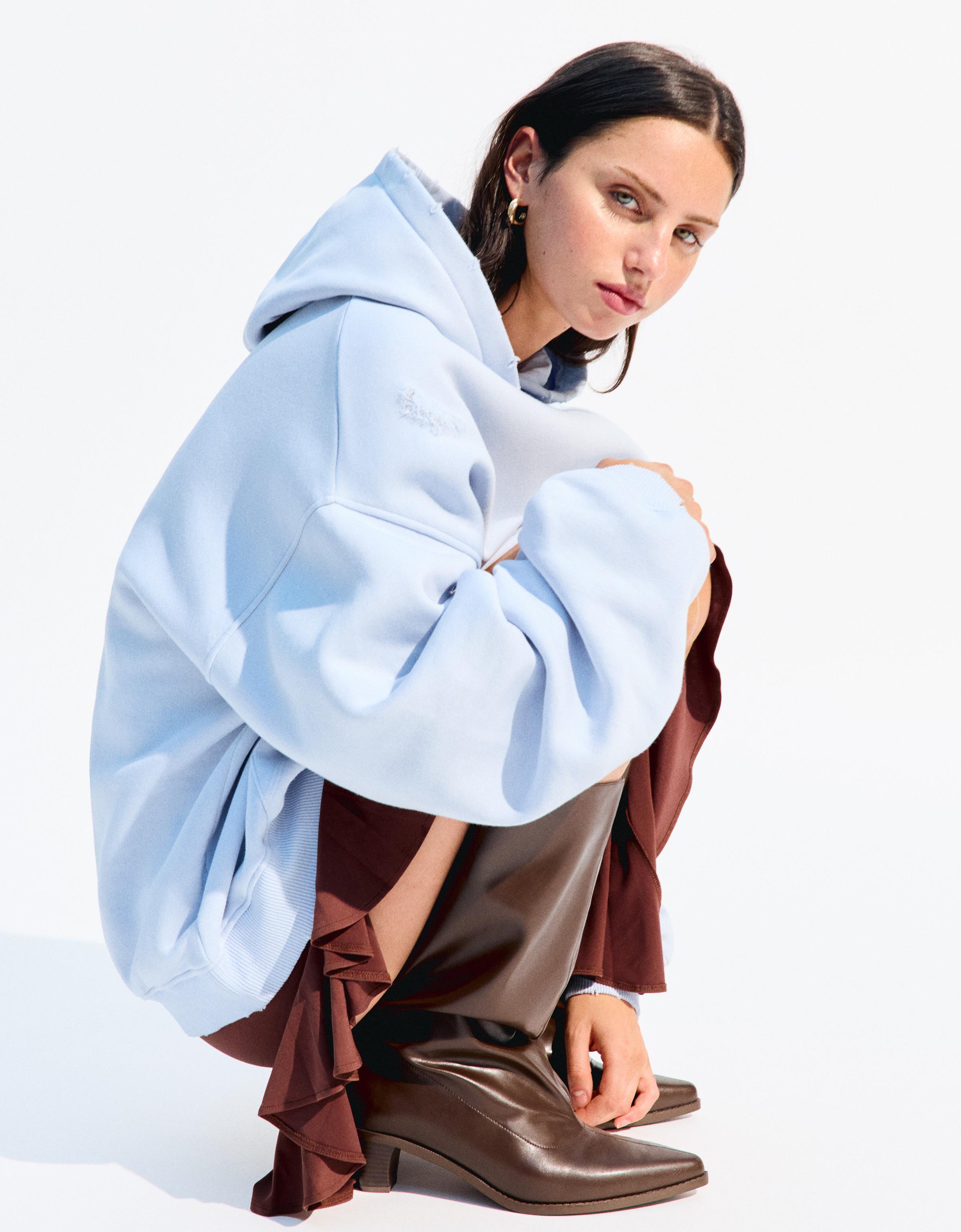 Ripped sweatshirt with hood - Women | Bershka