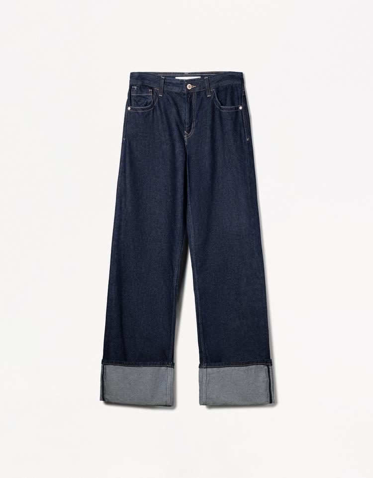 Wide-leg '90s jeans with turn-up hems
