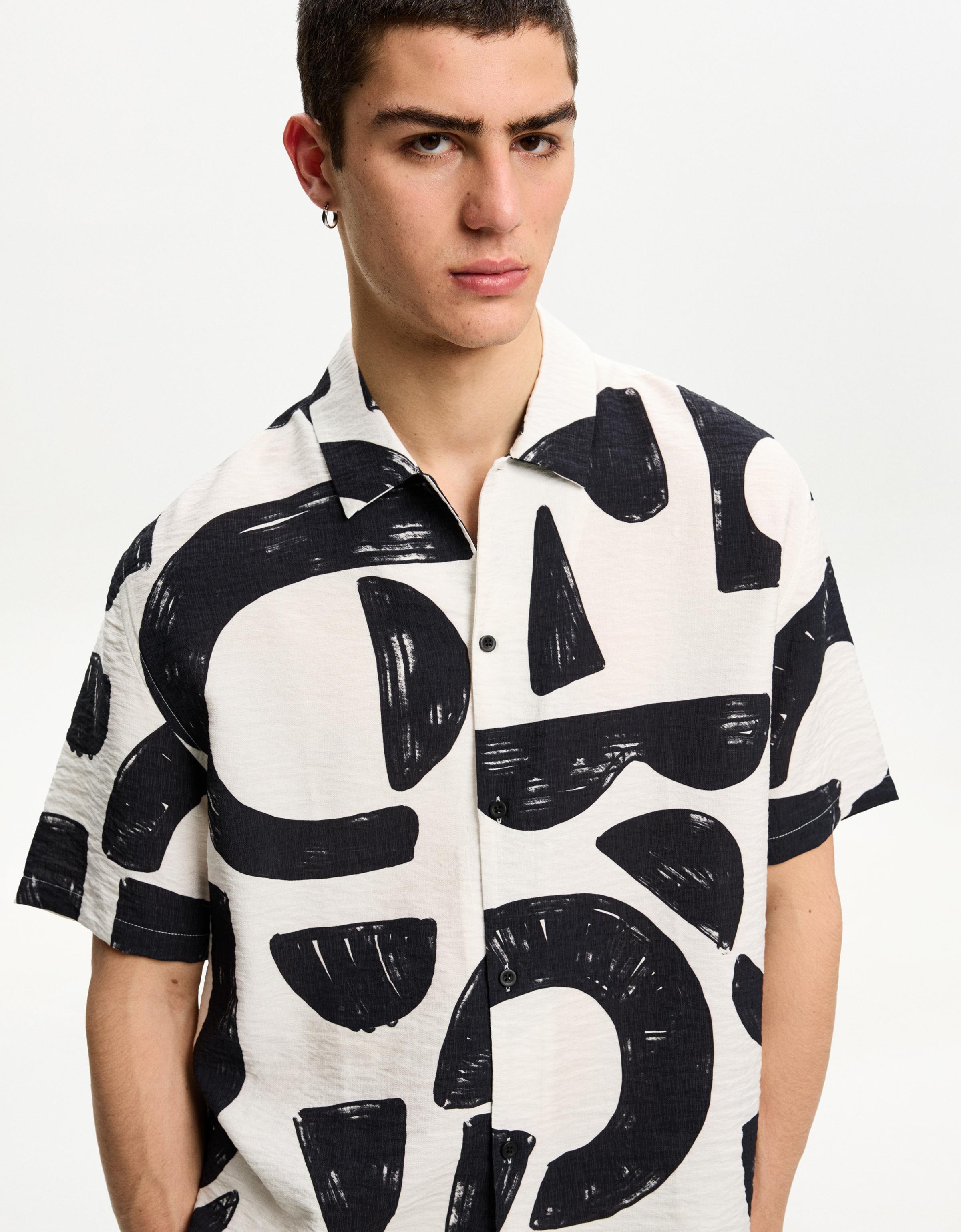 Bershka Hemd Mit Print Und Kurzen Ärmeln Herren Xs Grbrochenes Weiss