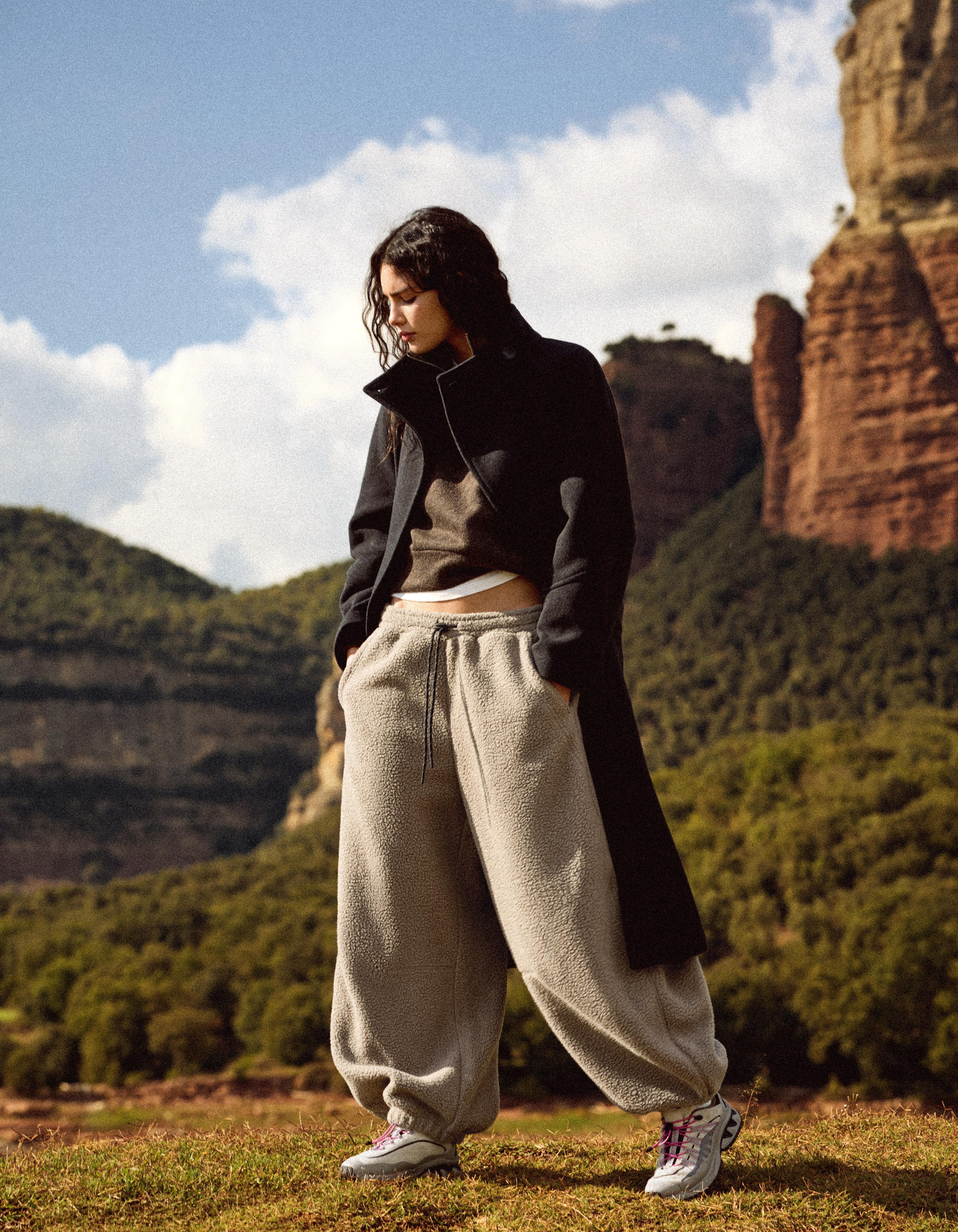Bershka Spodnie Jogger Z Kożuszkiem Kobieta Beżowy