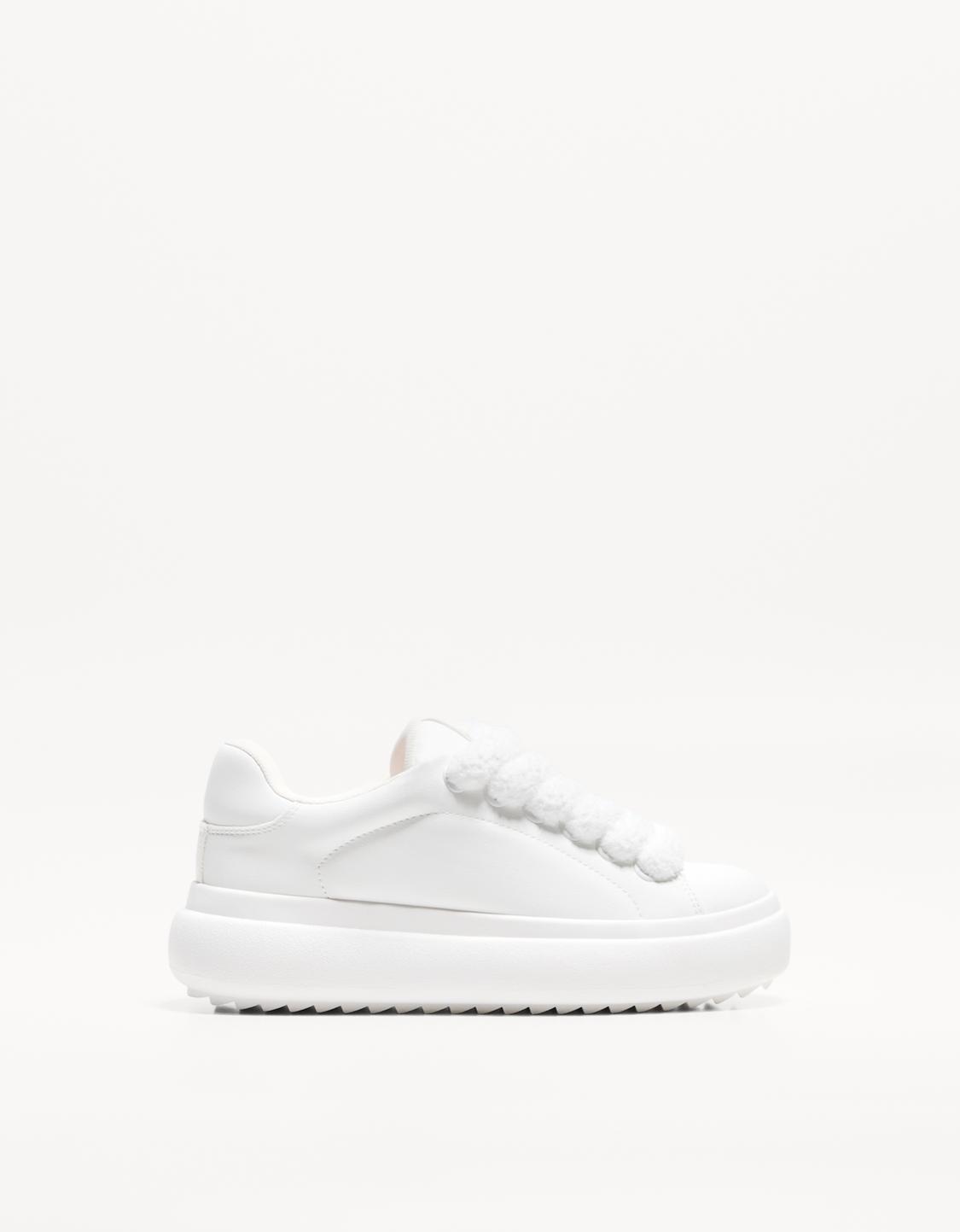 حذاء رياضي بنعل سميك