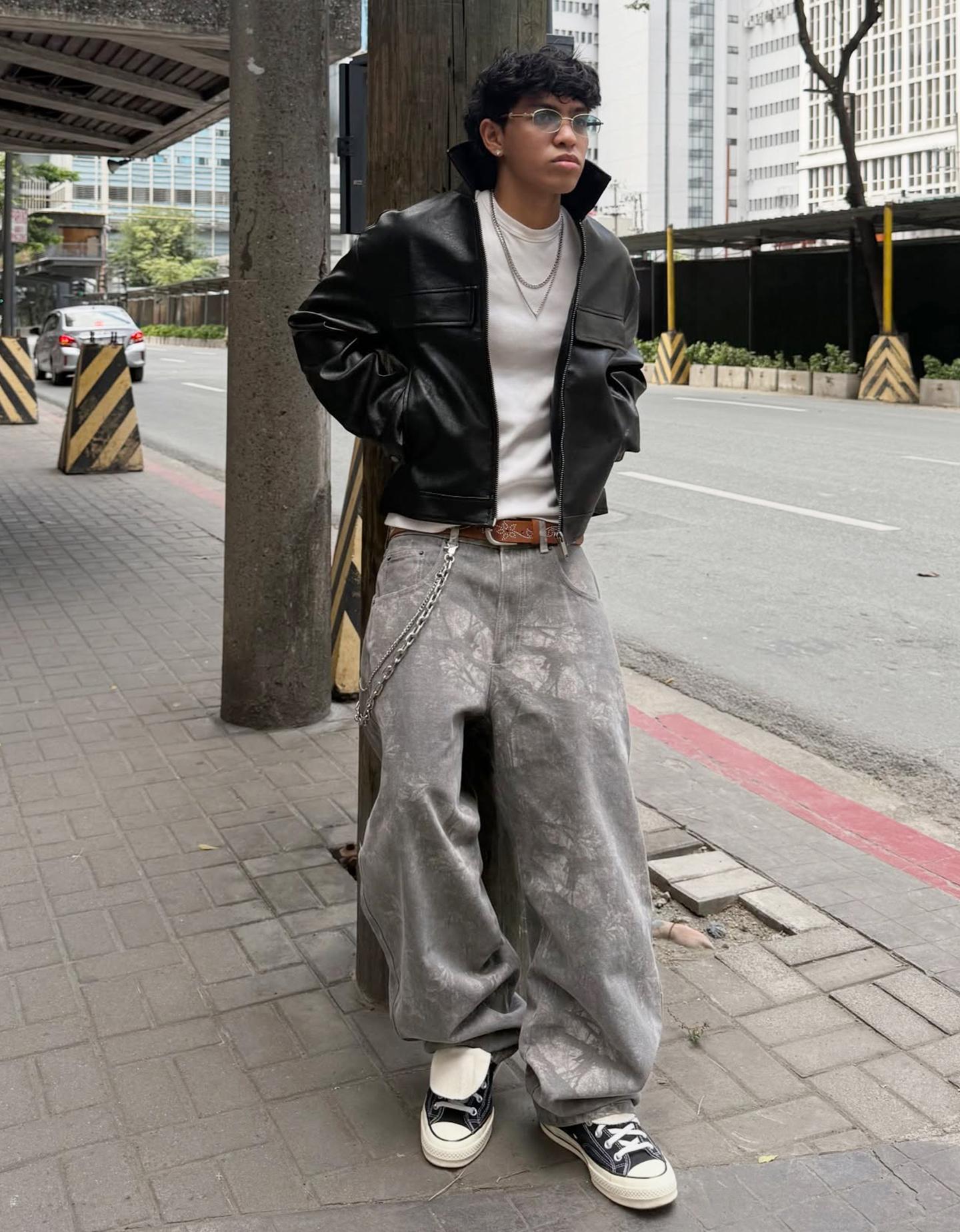 Bershka spodnie o kroju super baggy z nadrukiem ciemnoszary