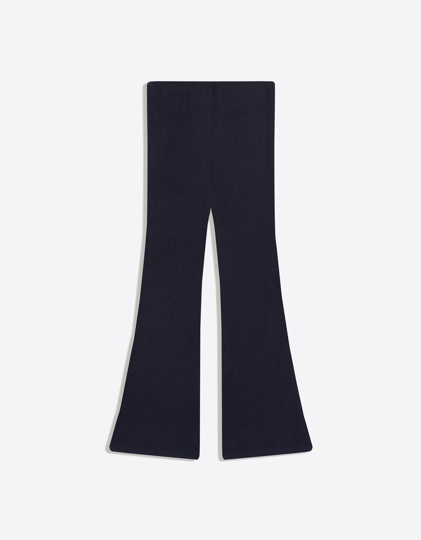 Yumuşak dokulu hırka ve flare fit pantolon takımı-Yumuşak dokulu hırka ve flare fit pantolon takımı