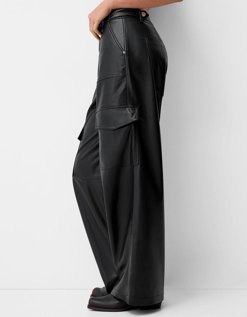 Pantalón cargo efecto piel-Negro