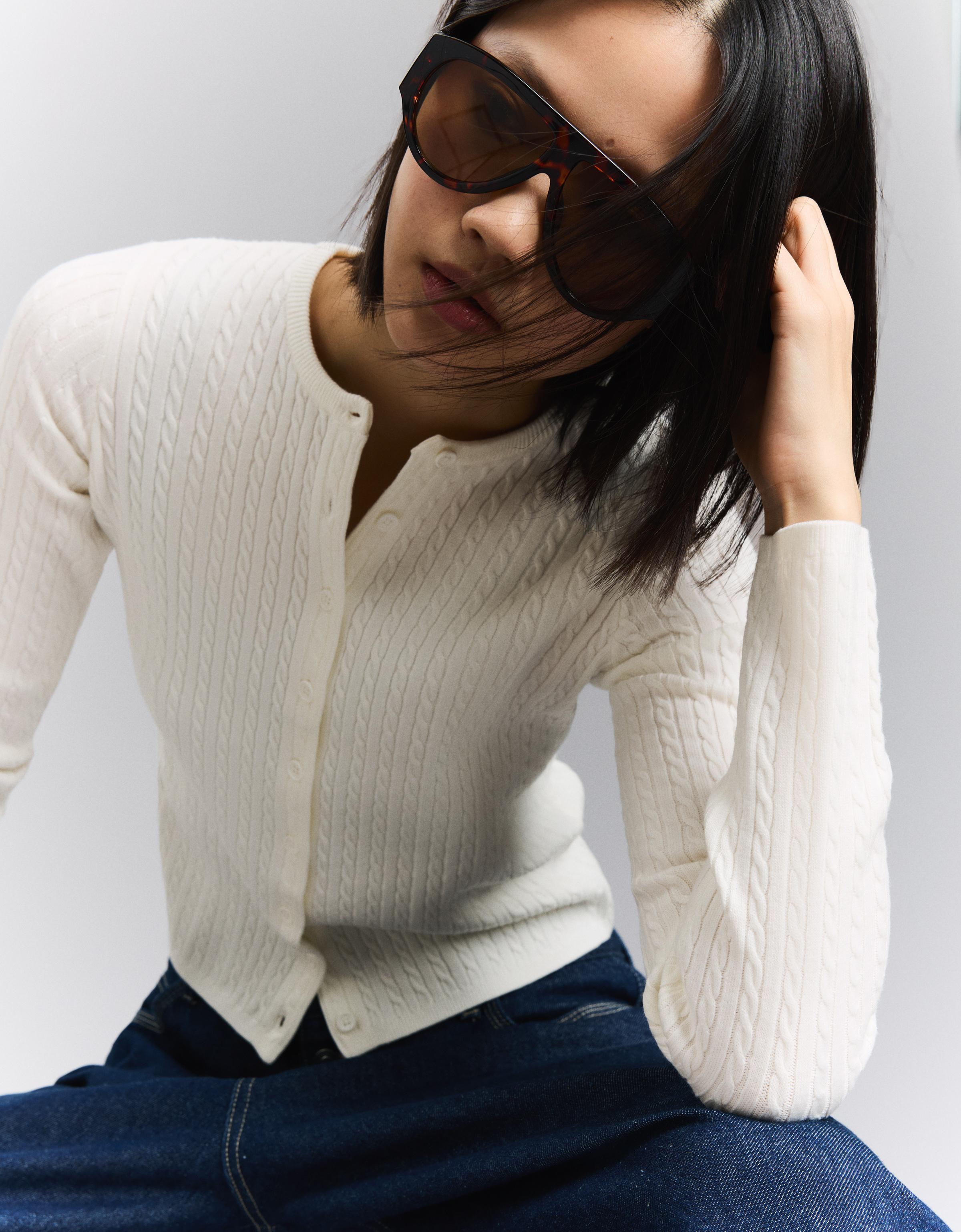 Örgü detaylı düğmeli hırka