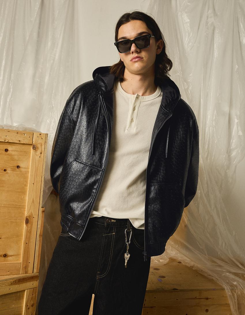 Giubbotto con cappuccio in finta pelle-Nero