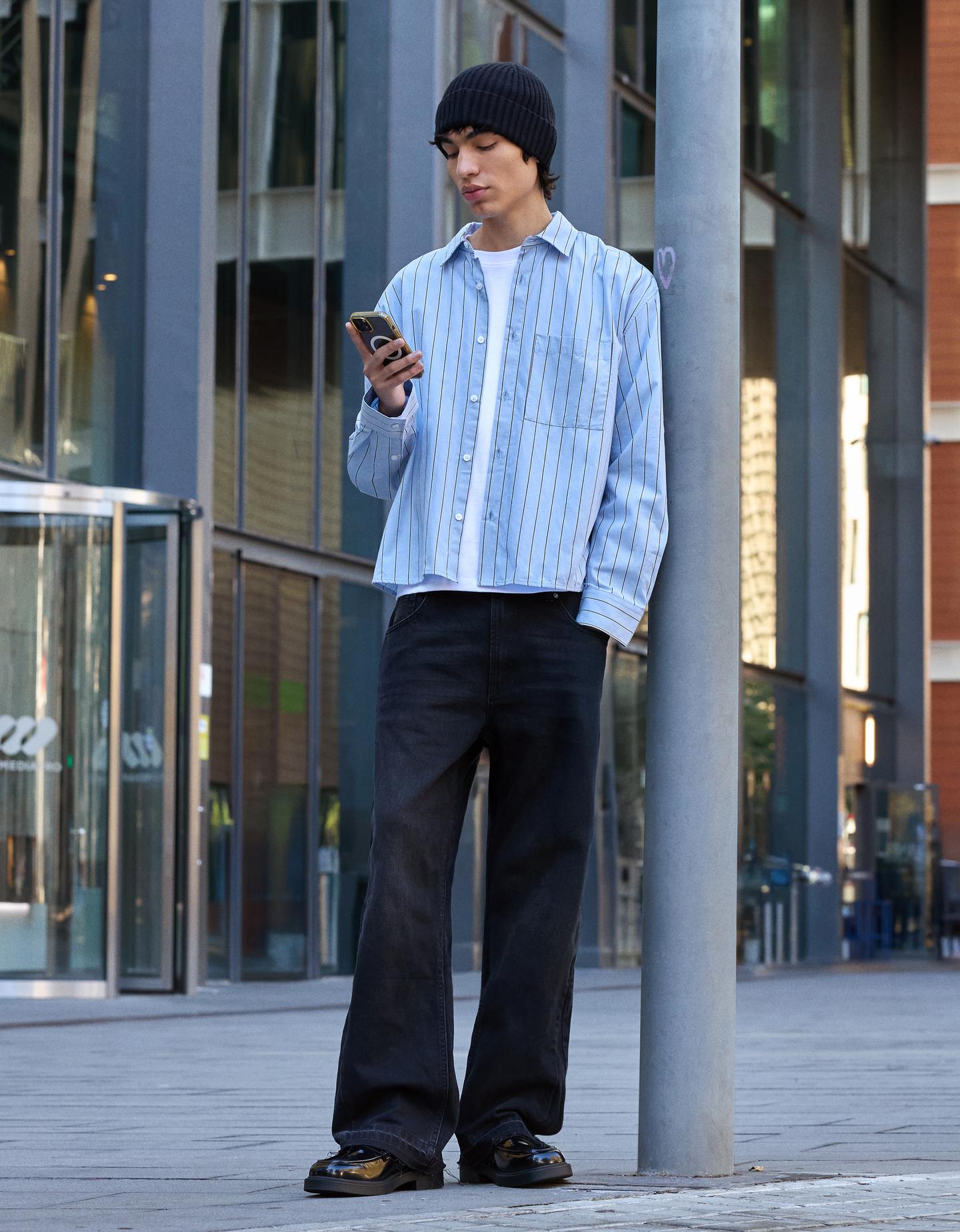 Bershka jeansy o kroju flare straight czarny