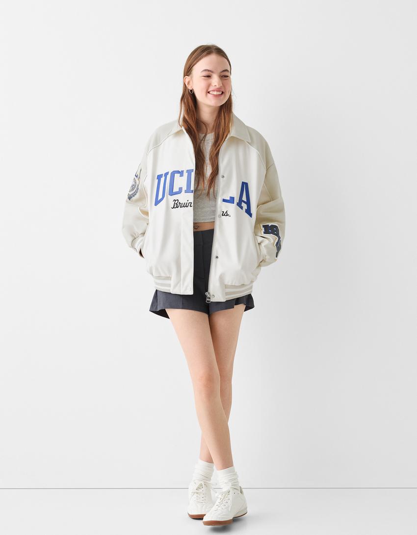 جاكيت UCLA مطرز من جلد صناعي-أبيض-3
