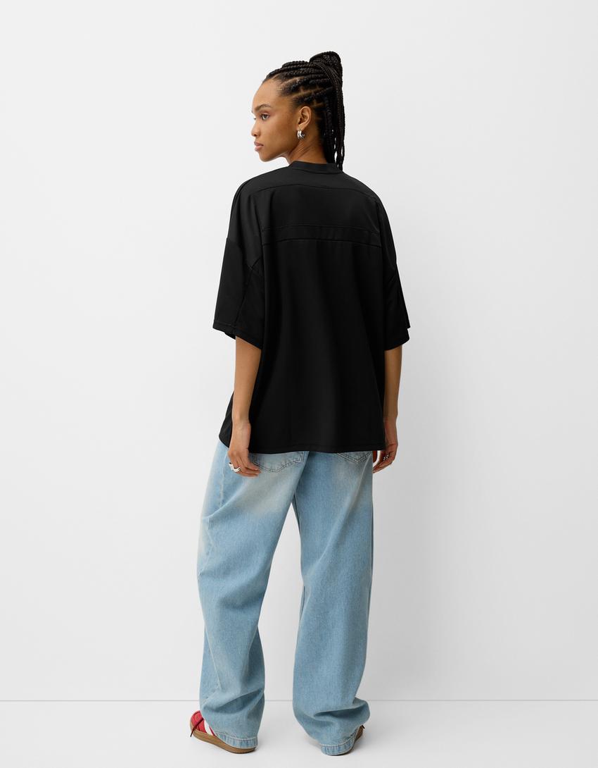 تيشرت شبكي رياضي مطرز بأكمام قصيرة-أسود-4