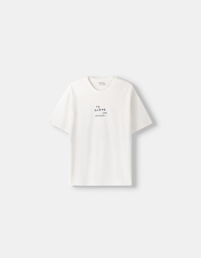 تيشرت بقصّة مربعة وأكمام قصيرة وطبعة-أبيض-4