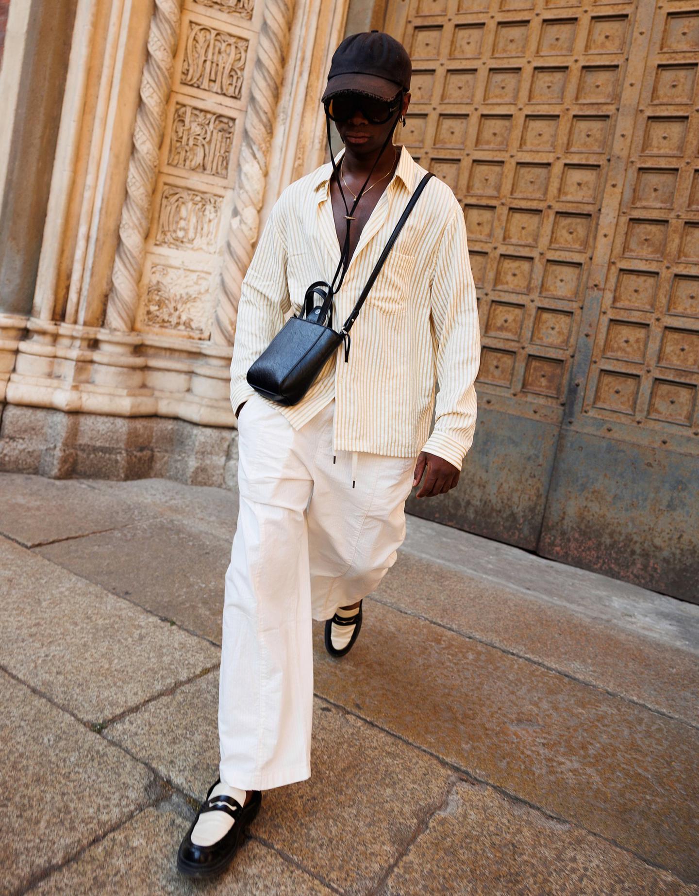 Bershka spodnie o kroju super baggy z deseniem w paski kremowy