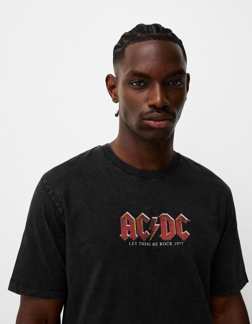 טי שירט דהוי עם הדפס AC/DC ושרוולים קצרים - גבר | Bershka