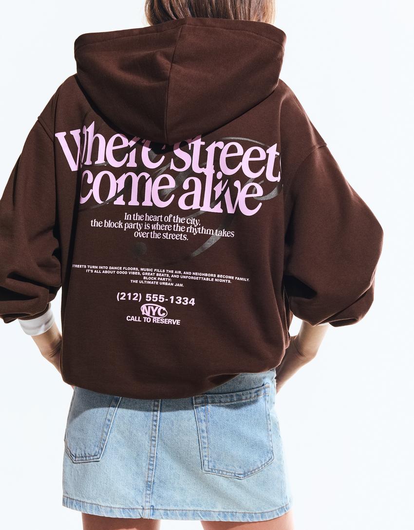 Hoodie mit Print-Braun