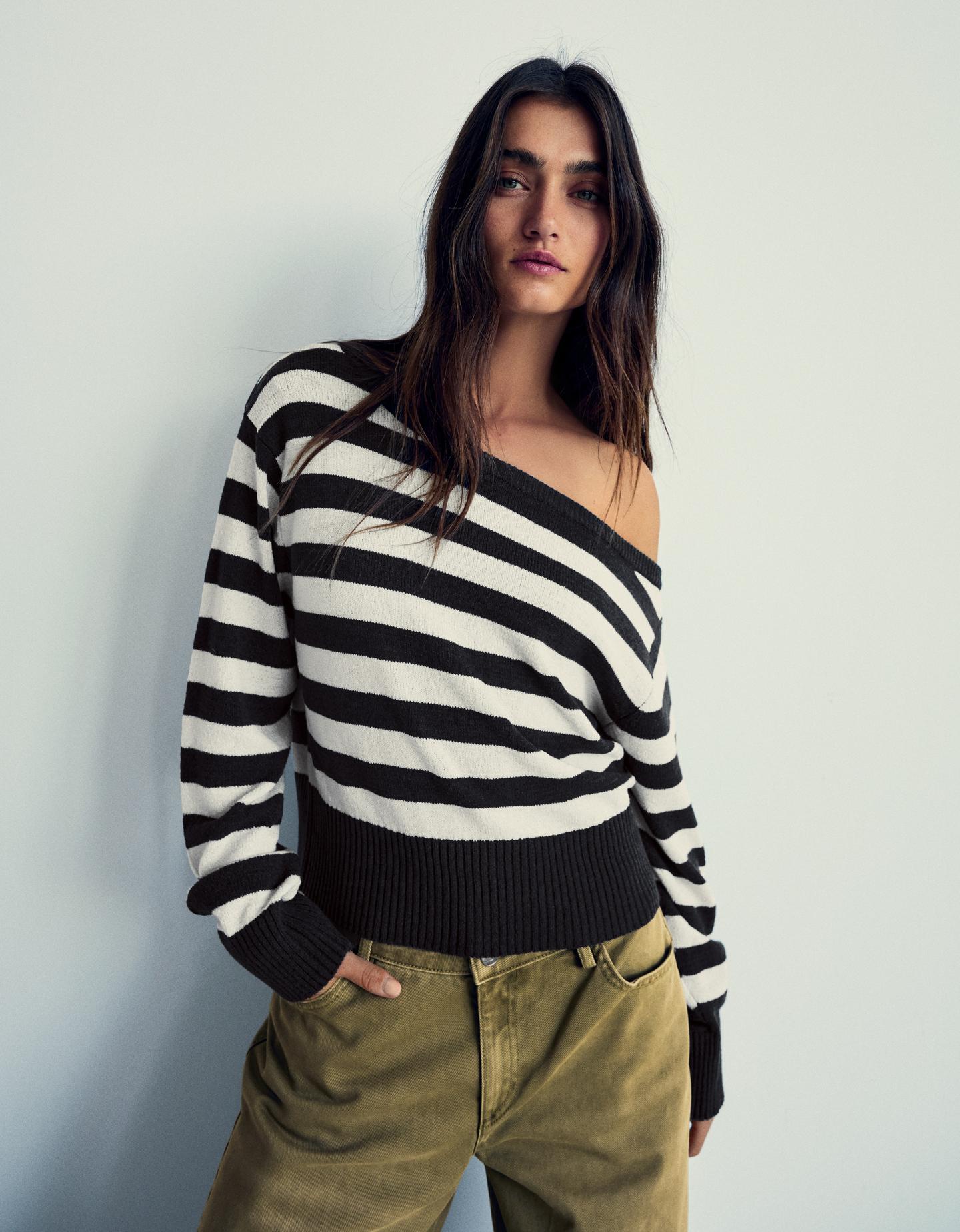 Bershka sweter o asymetrycznym kroju w rustykalne paski niebieski