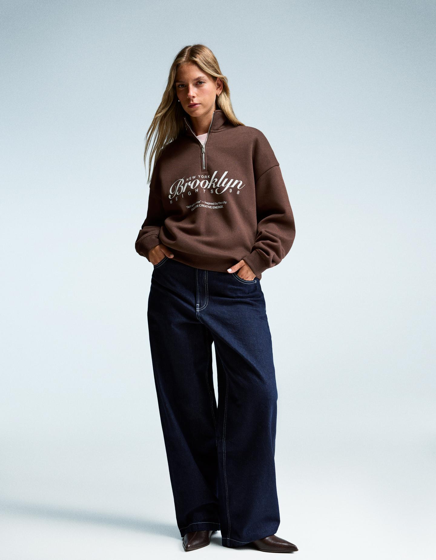 Bershka bluza z kołnierzem na suwak i nadrukiem brązowy