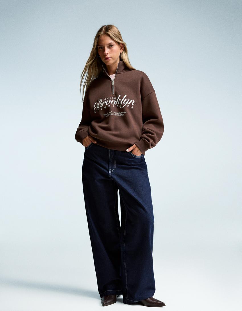 Sweatshirt met korte rits en print-Bruin-0