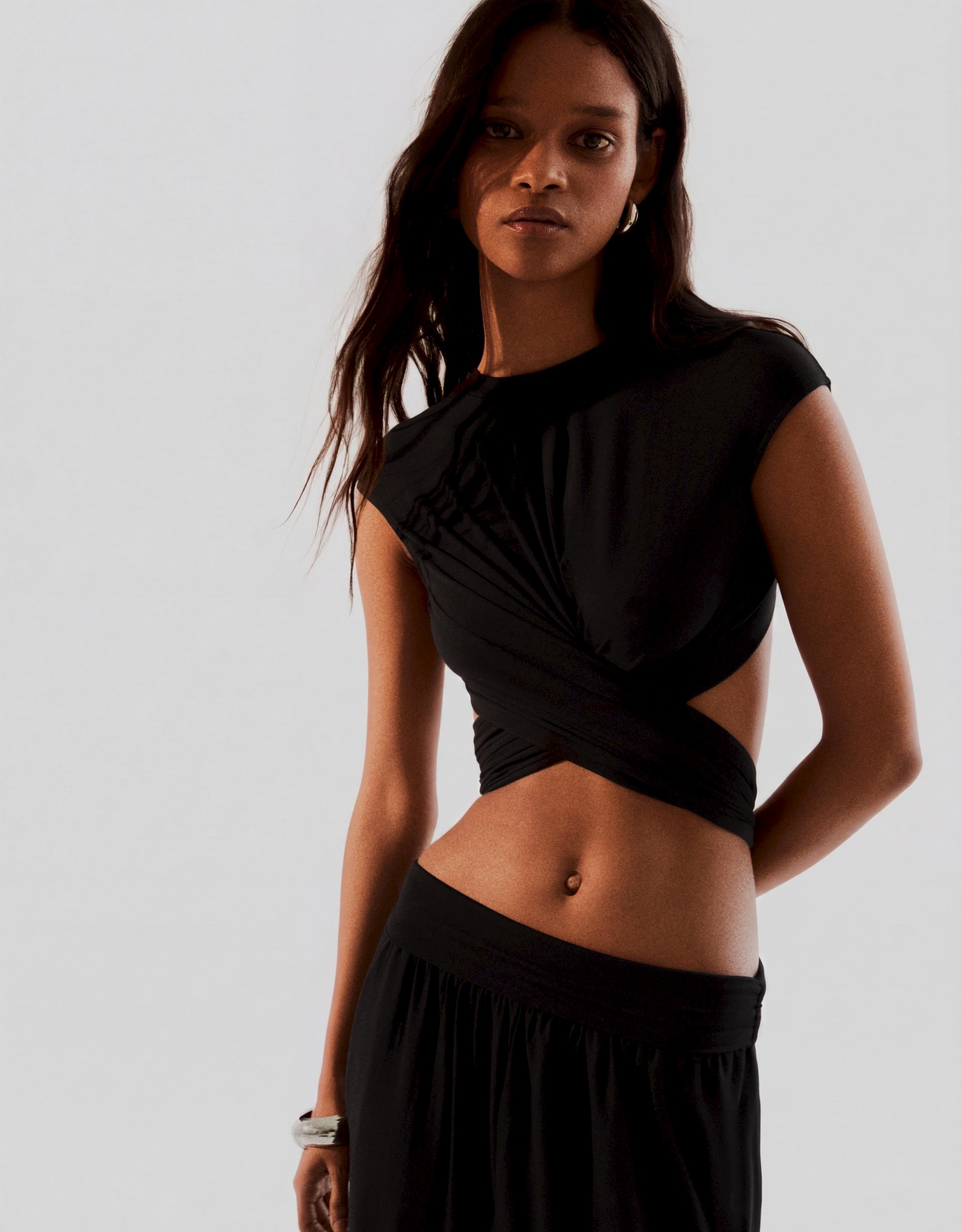 Round neck top with back knot — Black