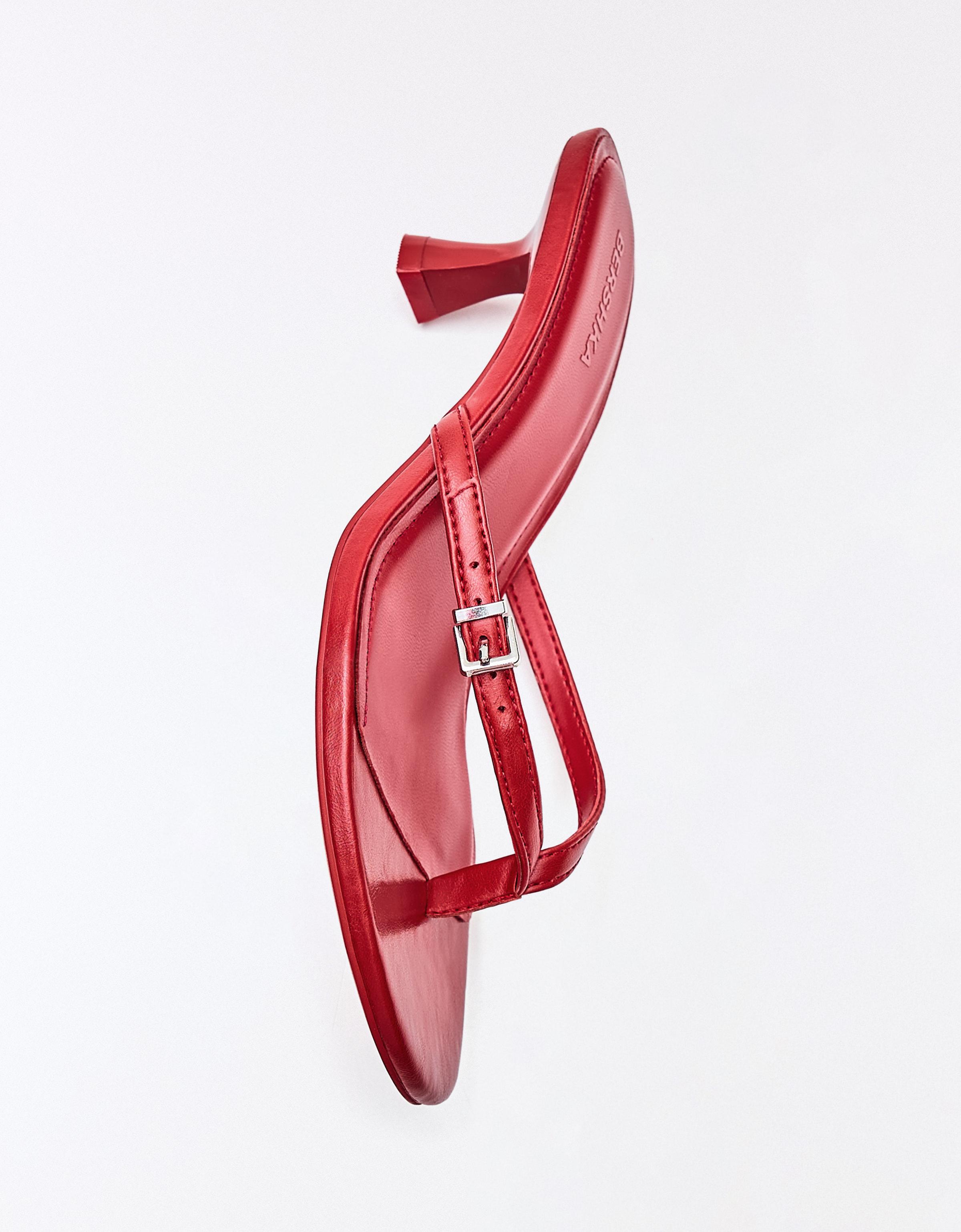 Buckle thong heeled sandals — RED