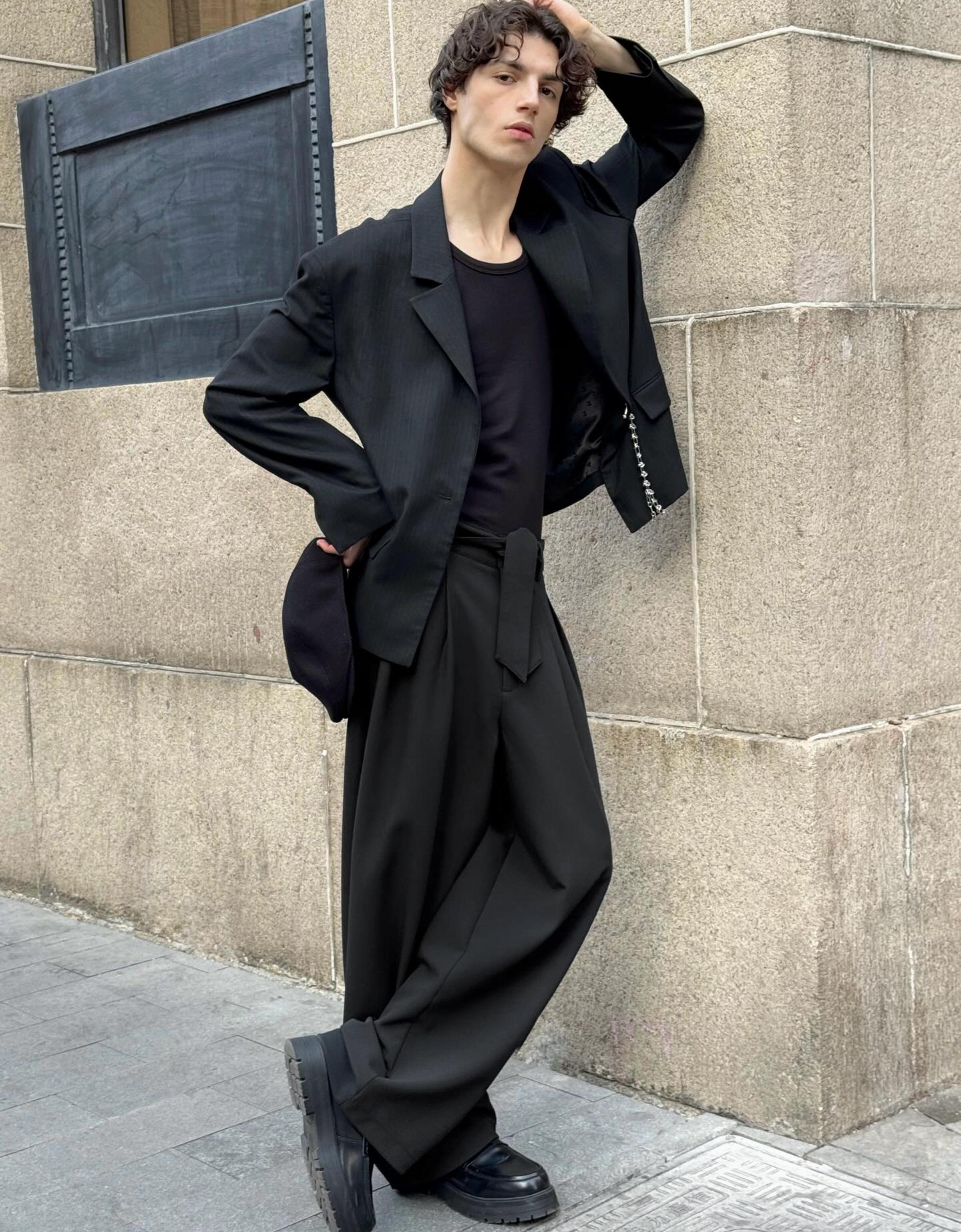 Barrel-leg tailored fit trousers with belt — Black