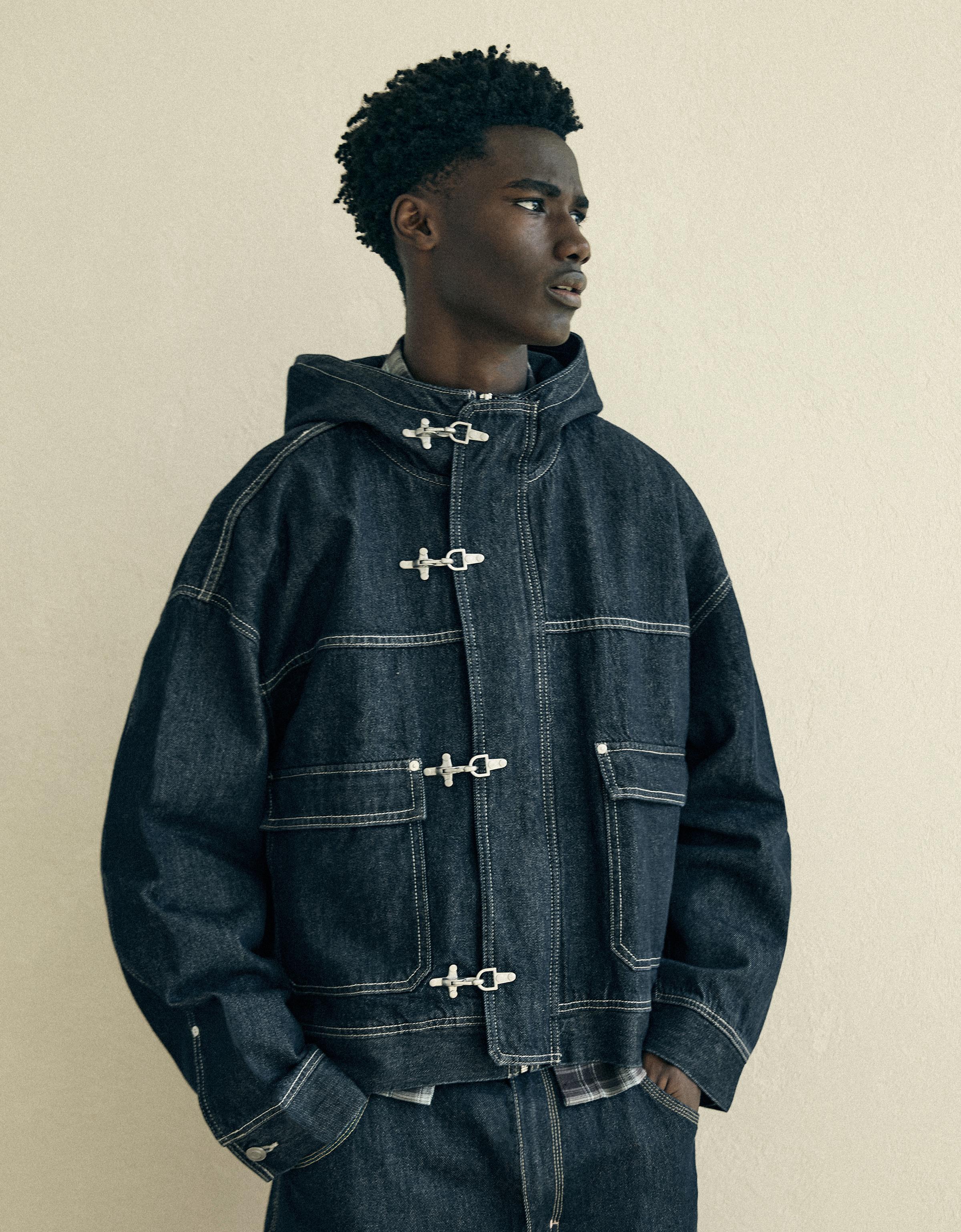 Bershka Kurtka Denim Z Kapturem I Guzikami Z Pętelkami Mężczyzna Granatowy
