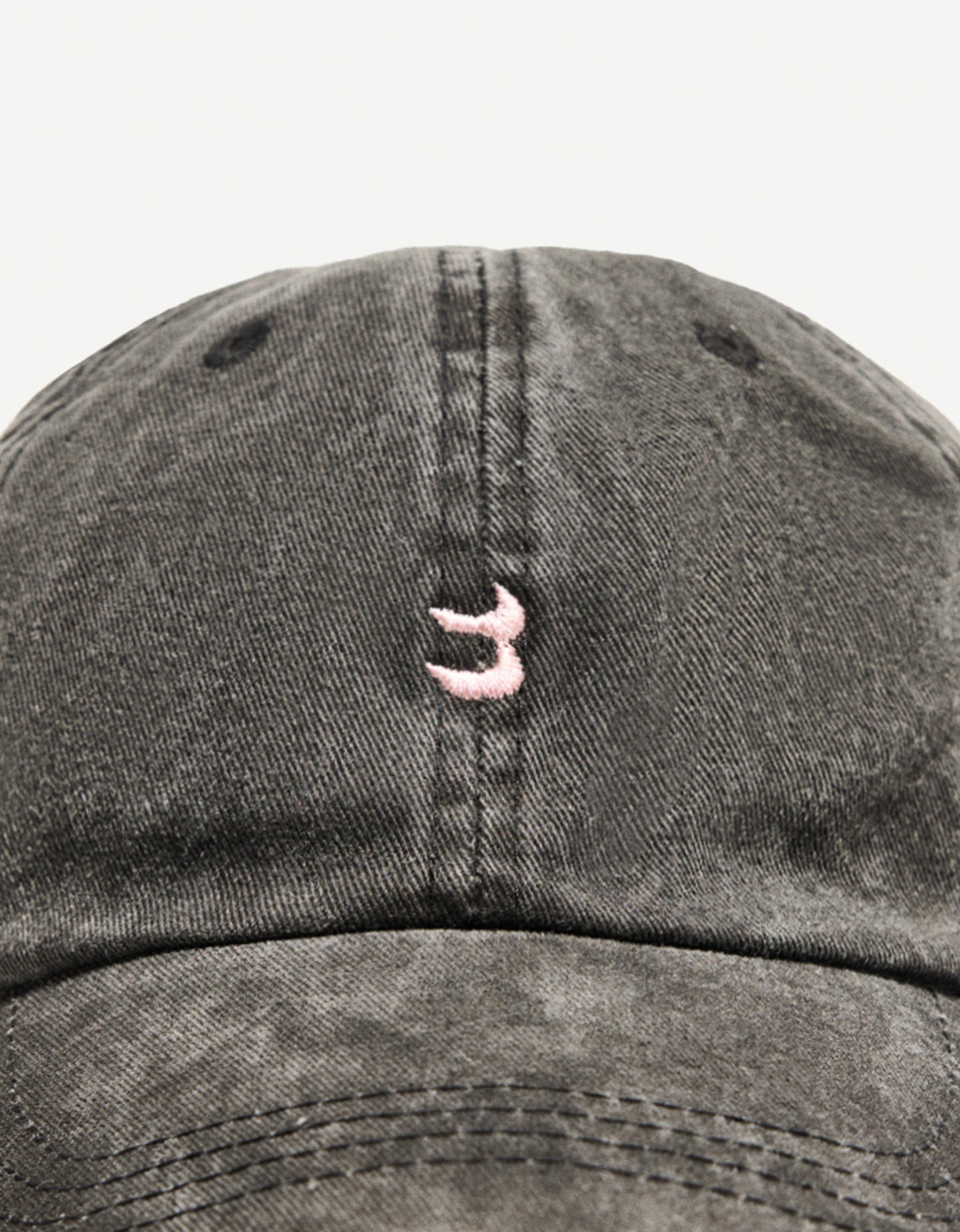 Embroidered cap — Black