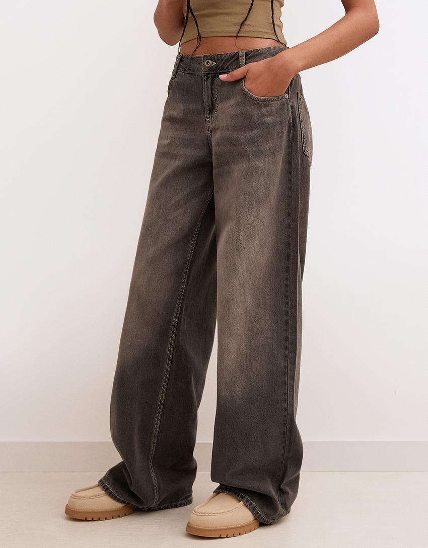 Low-rise wide-leg jeans