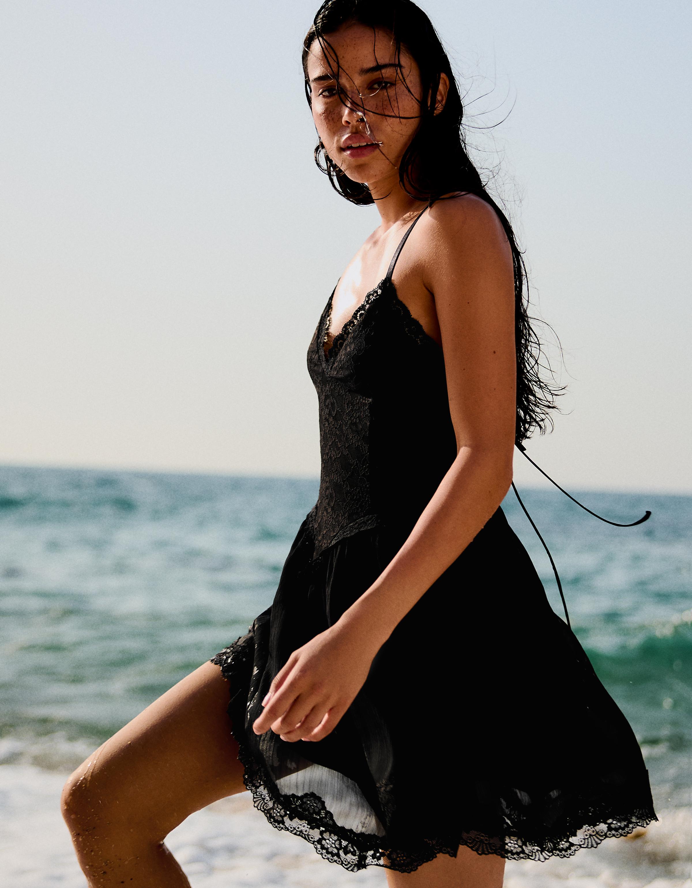 Lace strappy mini dress — Black