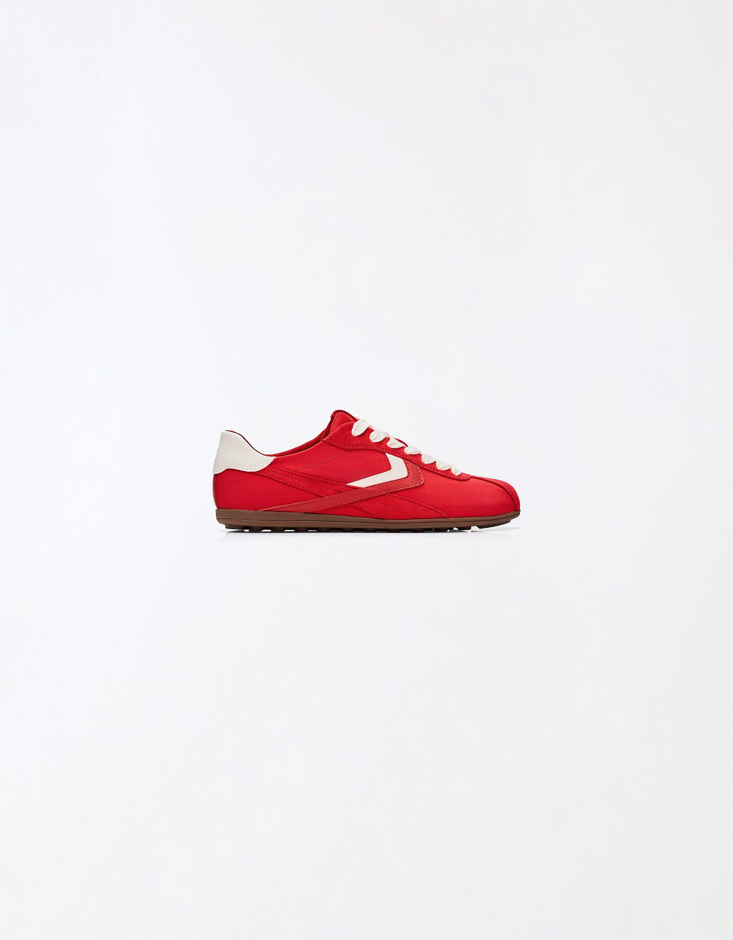 Flat sole trainers