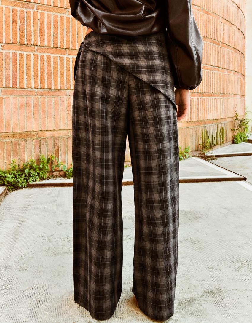 Calça com pregas e lenço-Marrom