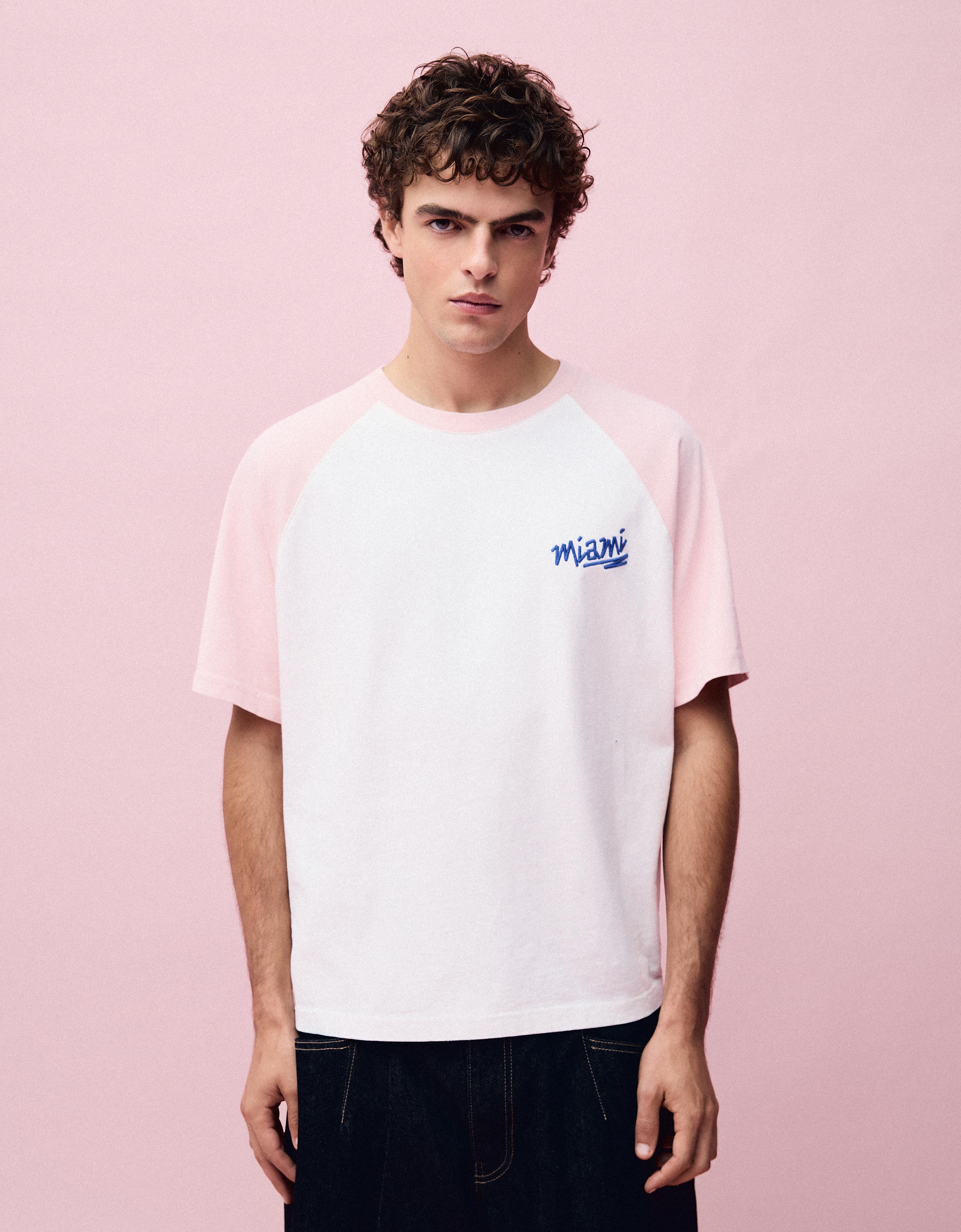 Bershka Koszulka Z Krótkim Rękawem Raglan I Nadrukiem Nathan Walker Mężczyzna Różowy