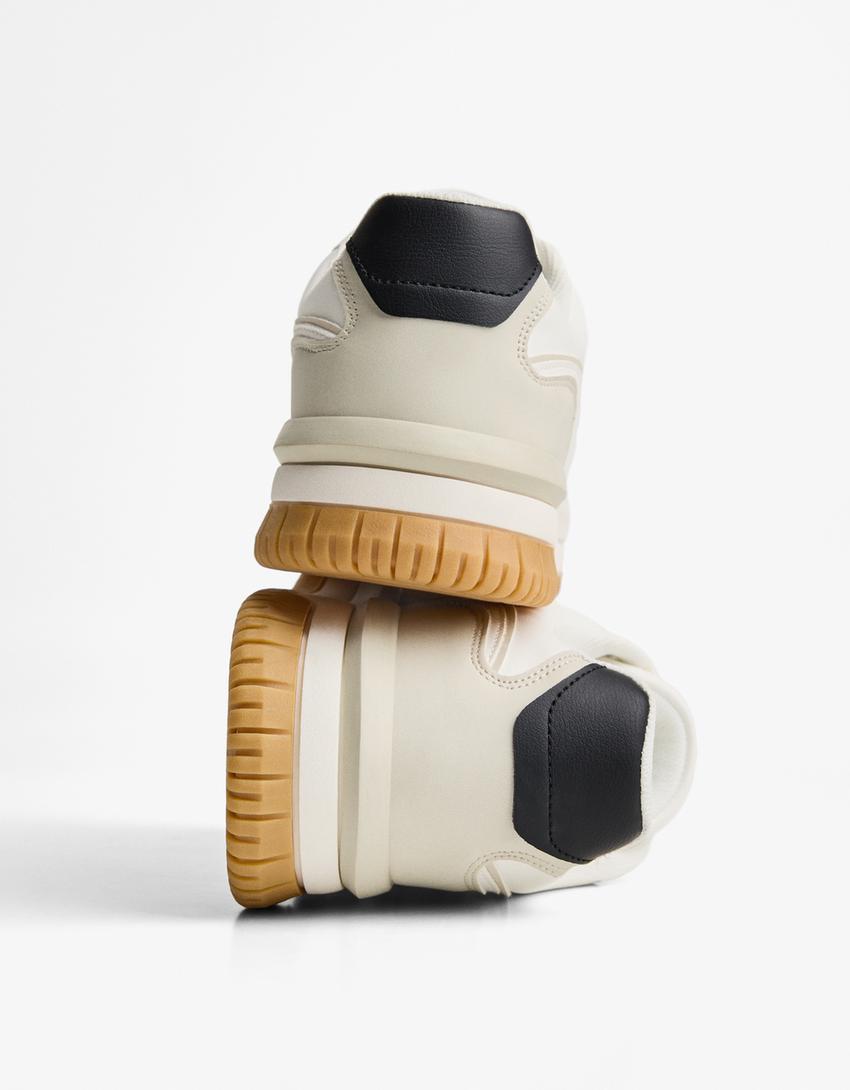 Sapatilhas com detalhe no calcanhar-Branco