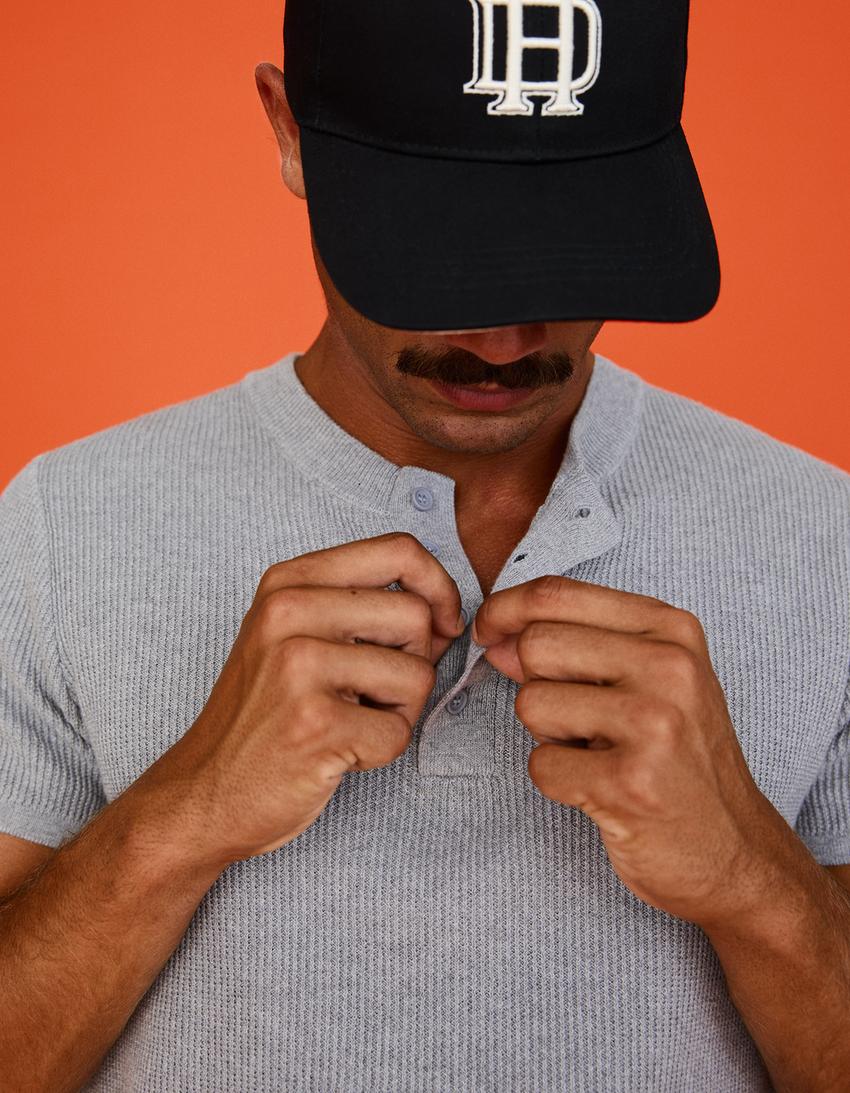 تيشرت بأكمام قصيرة بطبعة خبز-رمادي