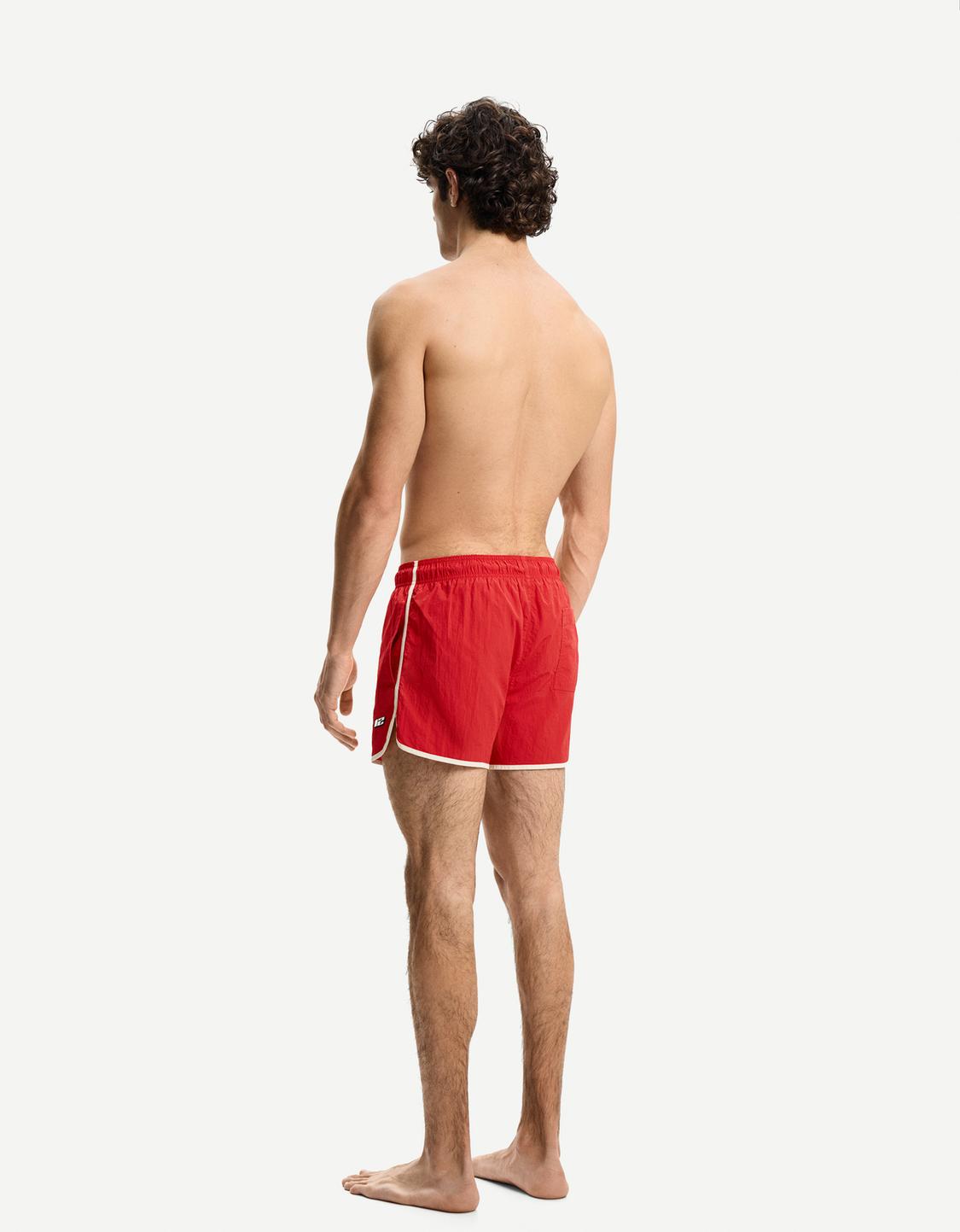 Short swimming trunks with trim