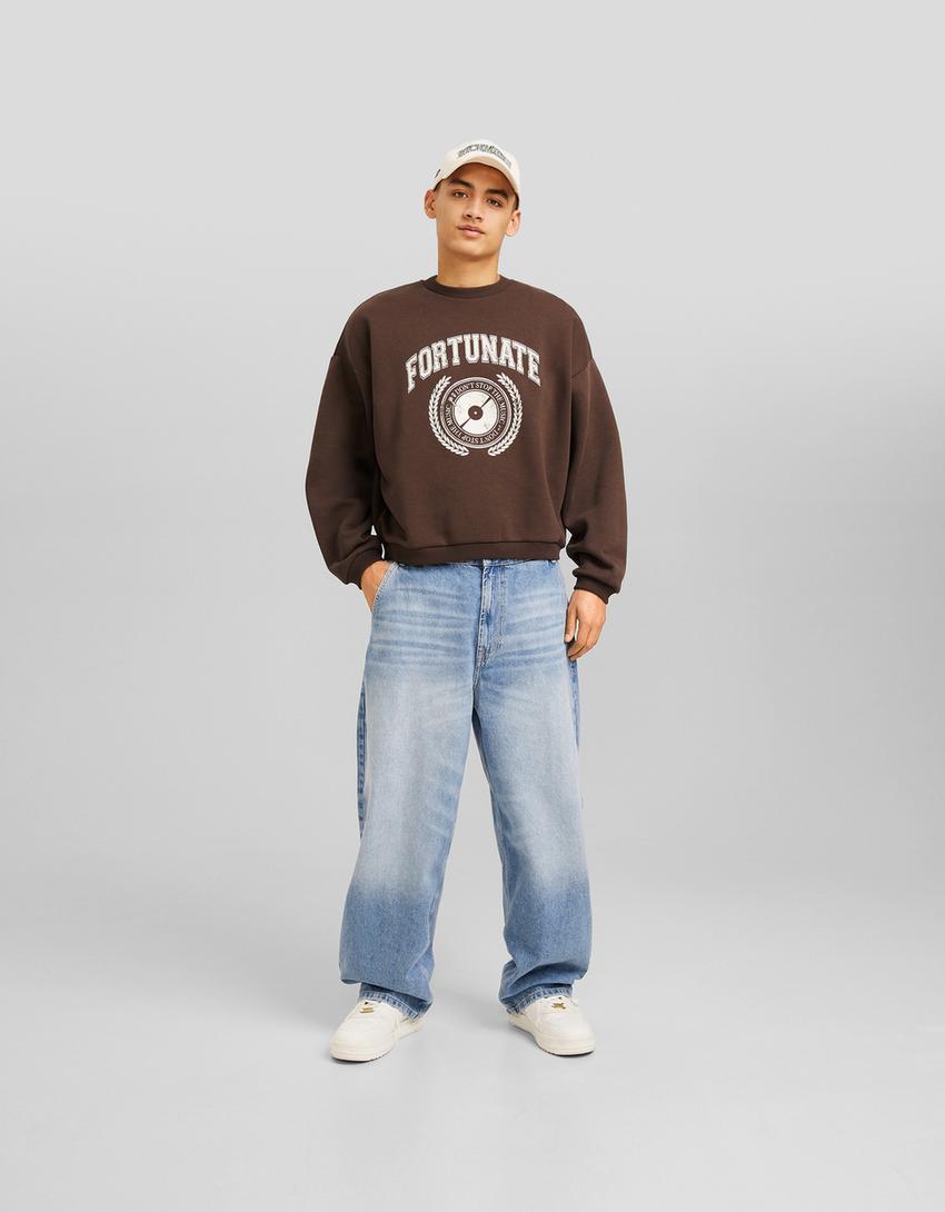 Sudadera cropped print varsity-Marrón-3