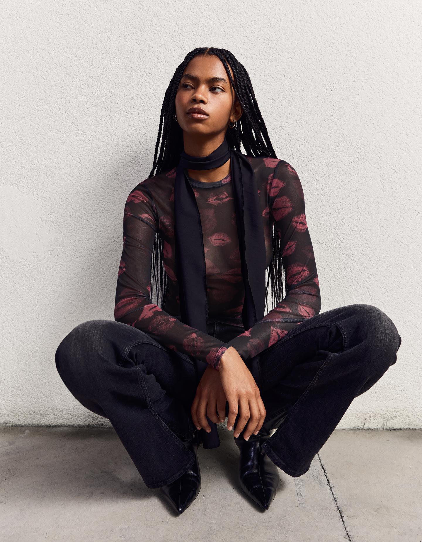 Bershka koszulka tiulowa z długim rękawem i nadrukiem czarny