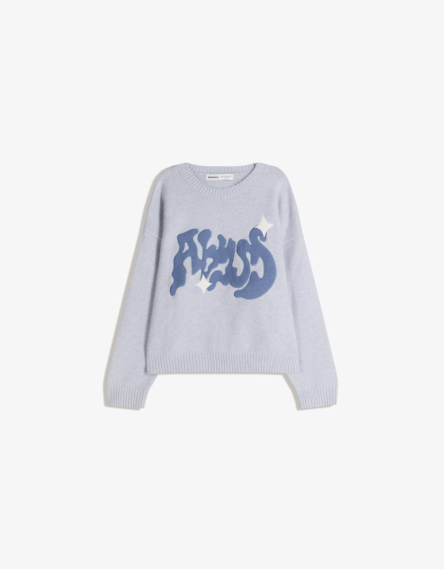 Bershka sweter z naszywkami i nadrukiem niebieski