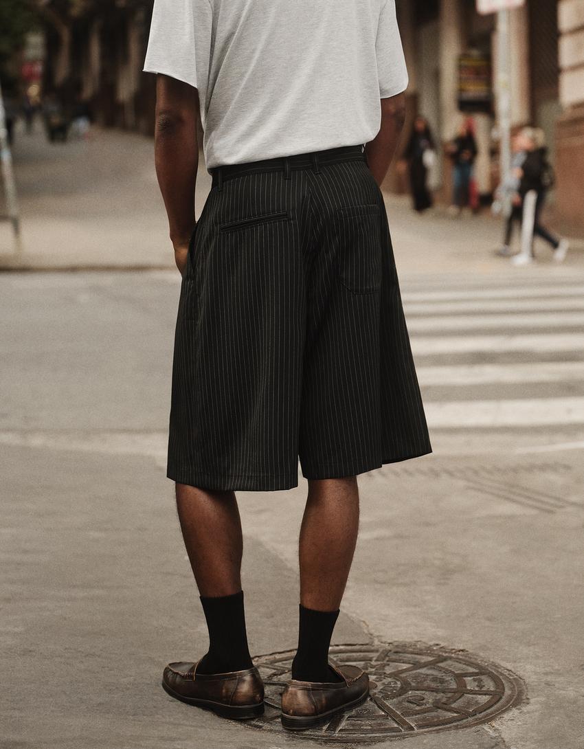 Weite Bermudashorts mit Bundfalten und Nadelstreifen-Schwarz