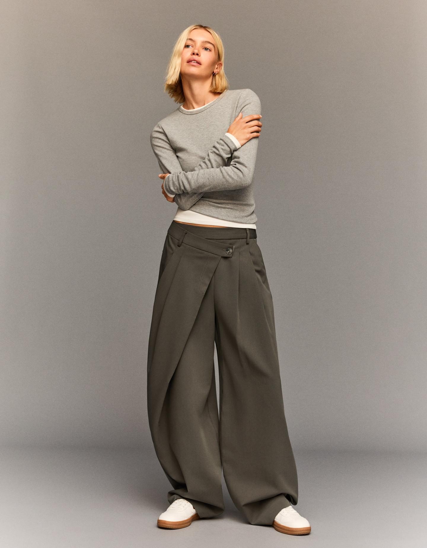 Bershka dopasowane spodnie z kopertową talią ciemnobeżowy