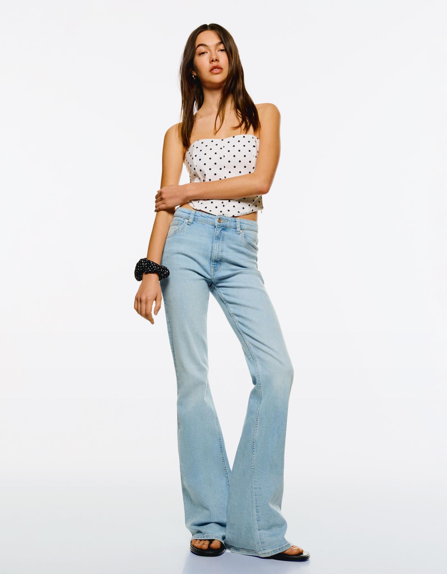 Bershka jeansy o kroju flare jasnoniebieski
