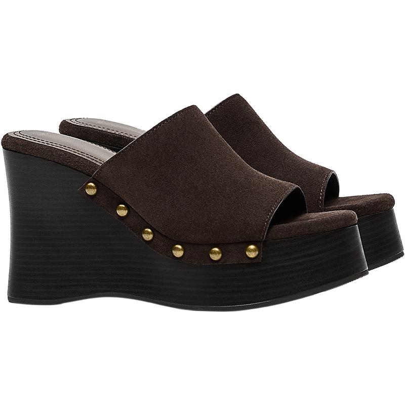 Leather wedge with stud detail — Brown