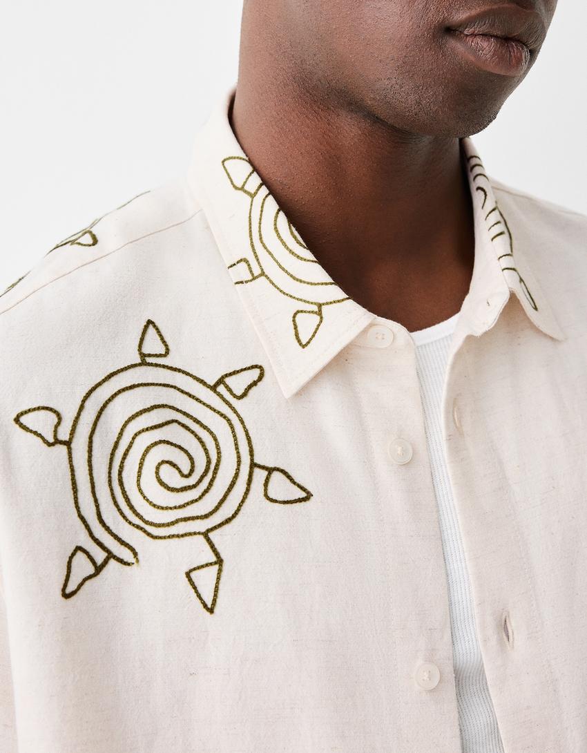 Риза в рустикален стил с къс ръкав и бродерия-Пясъчен цвят-5