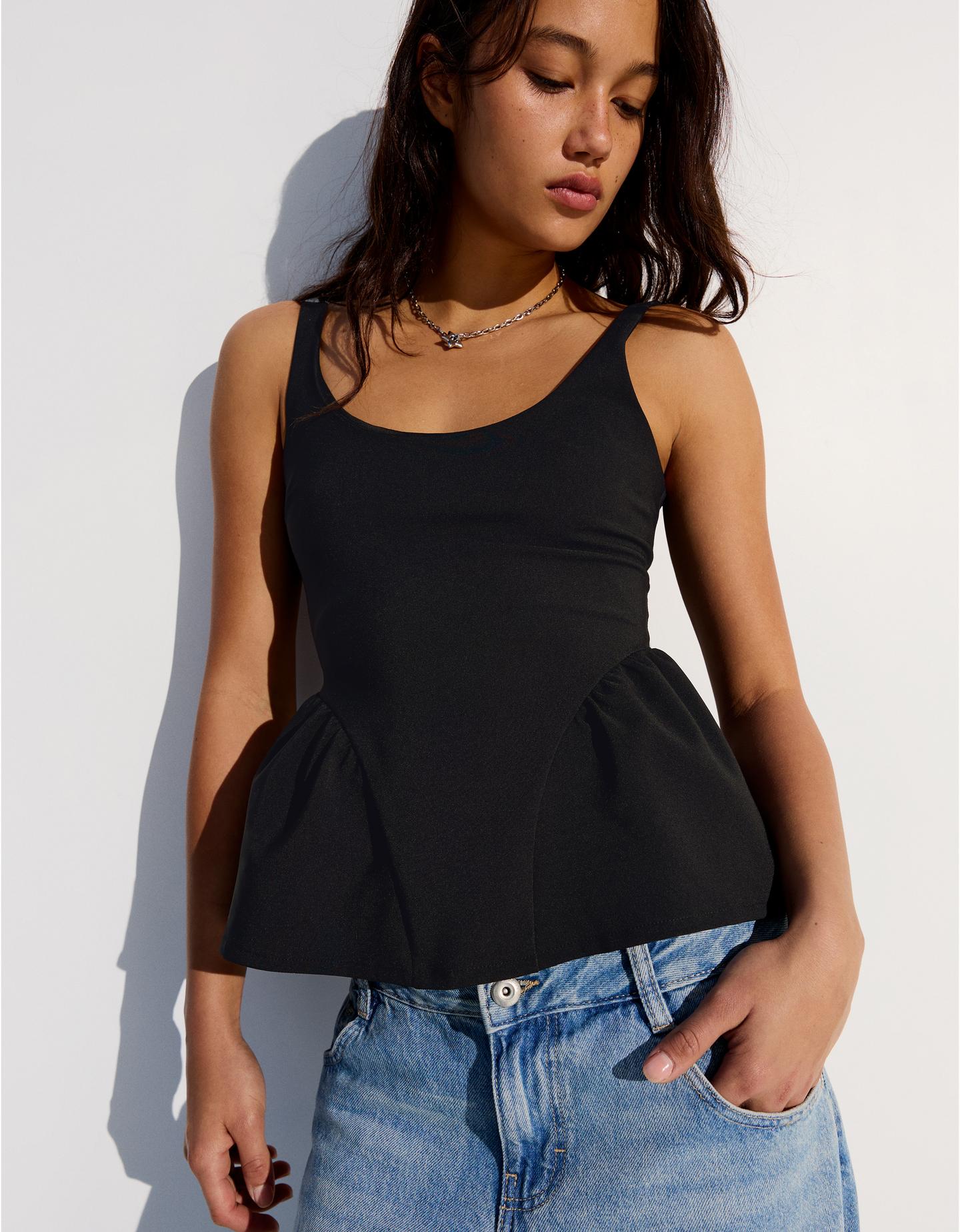 Bershka top na ramiączkach z baskinką czarny