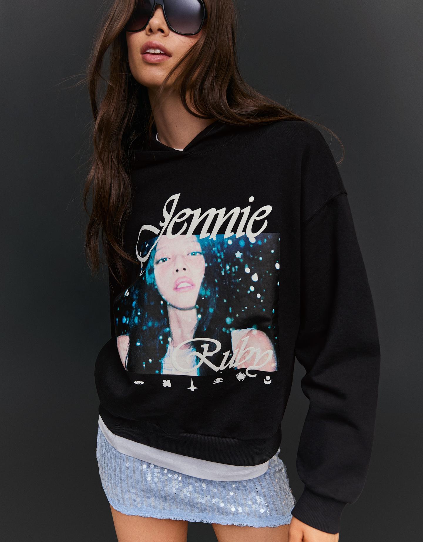 Bershka bluza jennie ruby z kapturem i nadrukiem czarny