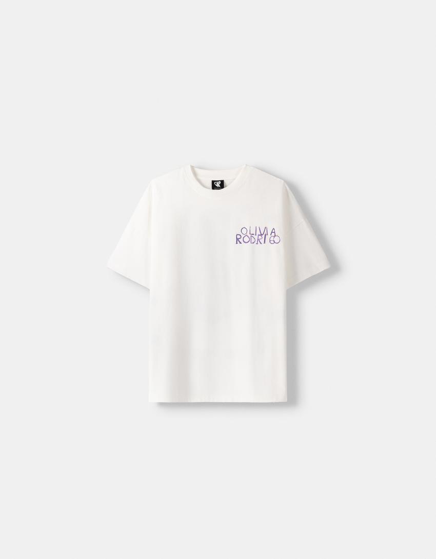 تيشرت بطبعة أوليفيا رودريجو وأكمام قصيرة-أبيض مطفي-4